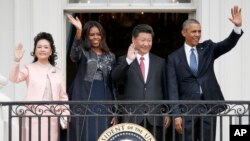 លោក​ប្រធានាធិបតី​ បារ៉ាក់ អូបាម៉ា លោក​ប្រធានាធិបតី​ចិន Xi Jinping ស្រ្តី​ទី​១ លោក​ស្រី Michelle Obama និង​ស្រ្តី​ទី១​របស់​ចិន​ លោក​ស្រី Peng Liyuan ស្ថិត​នៅ​ក្នុង​សេតវិមាន​កាលពី​ថ្ងៃទី២៥ ខែកញ្ញា ឆ្នាំ២០១៥។