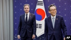 韩国外交部长赵兑烈在首尔会见美国国务卿布林肯。（资料照片：2024年3月18日）