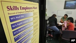 People apply for work at an employment center in San Jose, Calif., Sep 2010 (file photo)