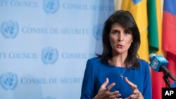 អគ្គរដ្ឋទូត​សហរដ្ឋអាមេរិក​ប្រចាំ​នៅ​អង្គការ​សហប្រជាជាតិ​ថ្លែង​ទៅ​កាន់​អ្នកសារព័ត៌មានបន្ទាប់​ពី​កិច្ច​ប្រជុំ​ក្រុម​ប្រឹក្សា​សន្តិសុខ​ជាតិ​អំពី​ស្ថានភាព​មជ្ឈឹមបូពា៌កាល​ពី​ថ្ងៃព្រហស្បត្តិ៍ទី១៦ កុម្ភៈ ២០១៧​ នៅទីស្នាក់ការកណ្តាល​អ.ស.ប។