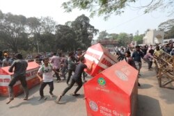 Mahasiswa Bangladesh membalikkan barikade keamanan di luar Kementerian Dalam Negeri dalam aksi protes di Dhaka, Bangladesh, Senin, 1 Maret 2021.
