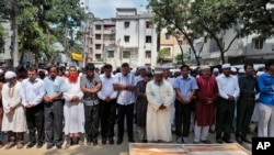 Kaum Muslim Bangladesh menghadiri pemakaman seorang korban penusukan. Dhaka, Bangladesh.