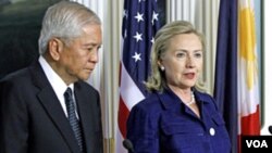 Menlu Filipina Albert del Rosario dan Menlu AS Hillary Clinton dalam konferensi pers bersama setelah pertemuan di Washington (23/6).