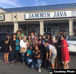 Ikke Nurjanah bersama para fans seusai konser di Washington, DC (foto/dok: Sireedee Entertainment)