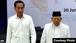 Joko Widodo dan Ma'ruf Amin berjalan bersama meninggalkan kantor KPU, Jakarta, Minggu (30/6) setelah penetapan oleh KPU. ( Biro Pers Sekretariat Presiden).