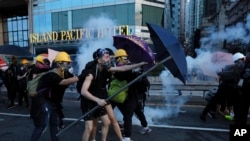 Người biểu tình trong cuộc đụng độ với cảnh sát ở Hong Kong hôm 28/7.