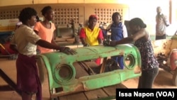Des apprenties dans un atelier à Ouagadougou, au Burkina Faso, le 3 octobre 2018. (VOA/Issa Napon)