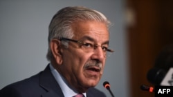 Menteri Luar Negari Pakistan Khawaja Asif menjawab pertanyaan wartawan pada sebuah konferensi pers di Islamabad, 7 September 2017.