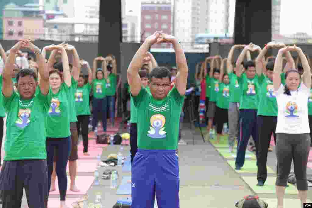លោកហង់ ជួនណារ៉ុន រដ្ឋមន្រ្តីក្រសួងអប់រំយុវជននិងកីឡា ចូលរួមហាត់យោគៈជាមួយប្រជាពលរដ្ឋប្រមាណជាង១០០០នាក់ប្រមូលផ្ដុំគ្នានៅពហុកីឡាដ្ឋានអូឡាំពិកនៃរាជធានីភ្នំពេញ នៅថ្ងៃអាទិត្យ ទី១៩ ខែមិថុនាឆ្នាំ២០១៦ ដើម្បីប្រារព្ធទិវាយោគៈអន្តរជាតិក្នុងគោលបំណងរក្សាសុខភាពឲ្យបានប្រសើរជាងមុន។(ឡេង ឡែន/VOA)&nbsp;