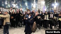 تجمع خانواده‌های پرواز پی‌اس۷۵۲ در فرودگاه بین‌المللی تهران. آرشیو