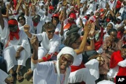 Des centaines de Sénégalaises protestant contre la candidature de Wade à Dakar, le 24 féverier 2012