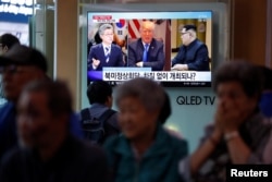 People watch a TV broadcasting a news report on the upcoming dismantling of the Punggye-ri nuclear testing site, in Seoul, South Korea, May 23, 2018.