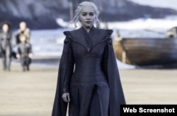 امیلیا کلارک در بازی تاج و تخت، از برنامه‌های محبوب شبکه اچ بی او