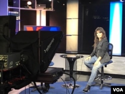 یاسمین لوی در استودیوی صدای آمریکا در نیویورک