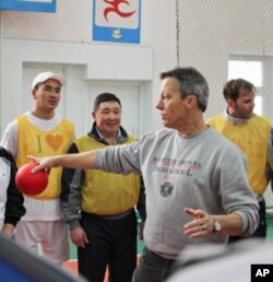 Amerikalik muallim Deyvid Keydi qirg'izistonlik hamkasblar bilan