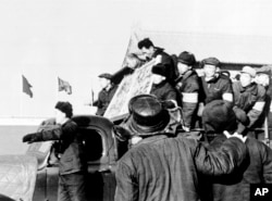 历史照片：北京红卫兵和造反派揪斗“历史反革命分子”，游街示众。(1967年1月8日)