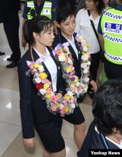 북한 주도 국제태권도연맹(ITF) 태권도 시범단이 23일 김포국제공항을 통해 한국에 입국했다. 북한 여성 태권도 선수들이 입국장을 나서며 대화하고 있다.