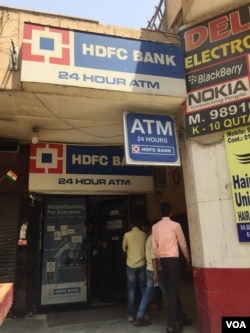 The situation has normalized at banks and ATMs, which had drawn huge lines of people wanting to change old notes for new a few months ago. (A. Pasricha/VOA)