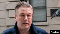 Glumac Alek Boldvin izlazi iz kuće u Njujorku, 31. januara 2023. 