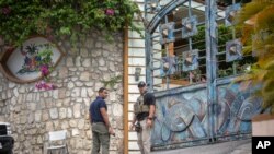 15일 아이티 포르토프랭스 대통령 관저 주변에서 미국 연방수사국(FBI) 요원들이 조브넬 모이즈 대통령 암살사건 수사를 지원하고 있다.