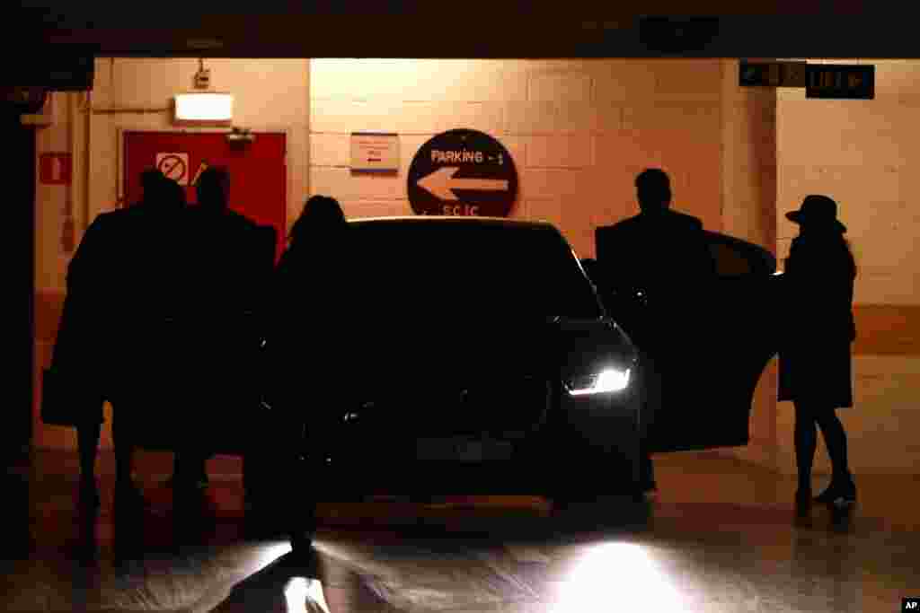 영국의 브렉시트 수석 협상가 데이비드 프로스트가 벨기에 브뤼셀의 유럽연합 본부에서 미셸 바르니에 유럽연합의 브렉시트 협상 수석대표와 영국의 유럽연합 탈퇴 후 무역협정을 논의한 뒤 차에 오르고 있다. 협상은 진전없이 교착상태를 벗어나지 못했다.