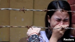 នាង Chit Suu Win ភរិយា​របស់​លោក Kyaw Soe Oo អ្នក​កាសែត Reuters យំ​ បន្ទាប់​ពី​បាន​ស្តាប់​សាលដីកា នៅ​តុលាការ Insein ក្នុង​ក្រុង​រ៉ង់ហ្គូន ប្រទេស​មីយ៉ាន់ម៉ា កាលពី​ថ្ងៃទី៣ ខែកញ្ញា ឆ្នាំ២០១៨។