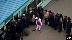 지난해 4월 평양 시민들이 식량을 구매하기 위해 식료품 가게에 줄을 서 있다. (자료사진)