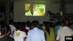 ក្រុមយុវជនប្រមាណ៧០នាក់ស្សនាភាពយន្តឯកសារ «ខ្ញុំជាឈុត វុទ្ធី» កាលពីថ្ងៃអង្គារទី២៦មេសានៅផ្ទះសាមគ្គីរាជធានីភ្នំពេញ។ (ឡេង ឡែន/VOA)