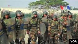 ទាហាន​​ប្រដាប់​ដោយ​​​អាវុធ​​​ត្រៀប​ខ្លួន​​​បង្រ្កា​ប​បាតុករ​​ក្រោយ​ពី​បាន​​ចាប់ខ្លួន​​បាតុករមួយ​ចំនួន។