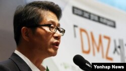 류길재 한국 통일부 장관이 25일 서울 중구 프레스센터에서 열린 학술회의 'DMZ 세계평화공원과 그린 데탕트'에 앞서 축사하고 있다. 