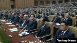 김기남(86) 북한 노동당 선전담당 비서가 최근 주석단에서 모습을 감추면서 그의 위상 변화에 관심이 쏠린다. 김 당비서가 지난 9일 평양에서 열린 최고인민회의 제13기 3차 회의에서 방청석 세번째 줄에 앉은 사실이 조선중앙TV 보도를 통해 15일 확인됐다. 사진의 붉은 원이 김 당비서. 옆에 리재일·김경옥 당 제1부부장의 모습도 보인다.