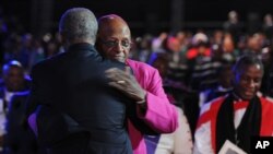 Uskup Agung Desmond Tutu dipeluk setibanya di upacara pemakaman mantan presiden Afrika Selatan Nelson Mandela di Qunu. 