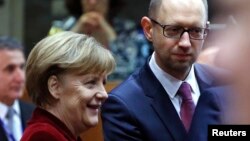 Germaniya kansleri Angela Merkel va Ukraina Bosh vaziri Arseniy Yatsenyuk Bryusselda, 6-mart, 2014-yil