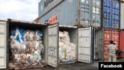 សំរាម​ប្លាស្ទិក​ចំនួន​១៦០០តោន​ត្រូវ​បាន​រកឃើញ​នៅ​ខេត្ត​ព្រះសីហនុ​ថា​បាន​នាំ​ចូល​ពី​សហរដ្ឋអាមេរិក​និងកាណាដា។ (Facebook/Ministry of Environment Official Page)