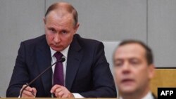 Le Premier ministre russe par intérim Dmitri Medvedev et le président Vladimir Poutine assistent à une session de la Douma d'Etat à Moscou le 8 mai 2018.