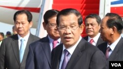 រូបឯកសារ៖ លោក​នាយក​រដ្ឋមន្រ្តី ហ៊ុន សែន ត្រឡប់​មក​ពី​ចូលរួម​វេទិកា​ក្រវាត់ផ្លូវពាណិជ្ជកម្មចិន​ ជា​លើក​ទី២​នៅ​ទីក្រុង​ប៉េកាំង ប្រទេស​ចិន នា​ថ្ងៃទី២៩ ខែមេសា ឆ្នាំ២០១៩។ (ហ៊ុល រស្មី/VOA Khmer) 