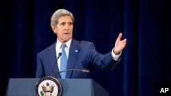 ​រដ្ឋ​មន្រ្តី​ការបរទេស​សហរដ្ឋ​អាមេរិក ​John Kerry ​មាន​ប្រសាសន៍នៅ​ក្នុង​សន្និសីទ​សារព័ត៌មាន​នៅ​ក្រសួង​ការបរទេស​ក្នុង​រដ្ឋធានី​វ៉ាស៊ីនតោន​ ក្នុង​ពេល​ដែល​របាយការណ៍​ស្តីពី​ការ​ជួញដូរមនុស្ស​ត្រូវ​បាន​បញ្ចេញ​ កាលពីថ្ងៃទី២៧ ខែកក្កដា​ ឆ្នាំ២០១៥។