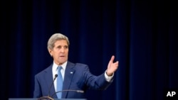 លោក​រដ្ឋមន្ត្រី​ការ​បរទស​ស.រ.អា John Kerry (ខាងលើ) និង​លោក​រដ្ឋមន្ត្រី​ក្រសួង​ថាមពល Ernest Moniz ​បន្ត​ជំរុញ​ឲ្យ​សភា​អាមេរិក​គាំ​ទ្រ​កិច្ច​ព្រមព្រៀង​បរមាណូ​ជាមួយ​​​អ៊ីរ៉ង់។