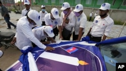 រូបឯកសារ៖ អ្នក​គាំទ្រ​គណបក្ស​ភ្លើងទៀន ​ចុះ​ឈ្មោះ​ក្នុង​បញ្ជី​អ្នក​ចូល​រួម​​មុន​ពេល​ហែ​ក្បួន​ក្នុង​ពេល​ឃោសនា​បោះ​ឆ្នោត​សម្រាប់​ការ​បោះ​ឆ្នោត​ឃុំ​សង្កាត់​ឆ្នាំ២០២២ ក្នុង​រាជធានី​ភ្នំពេញ នៅ​ថ្ងៃ​ទី២១ ខែ​ឧសភា ឆ្នាំ​២០២២។