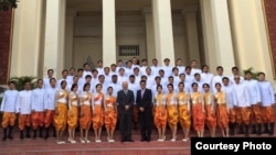 រូបឯកសារ៖​ ចៅក្រុម​ចំនួន​៥៥នាក់​ថ្មី ដែលត្រូវ​បាន​តែងតាំង​ជា​ចៅក្រម​នៃ​ព្រះរាជា​ណាចក្រ​កម្ពុជា​ដោយ​ព្រះ​មហាក្សត្រ។