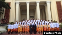 រូបថតឯកសារ៖​ ចៅក្រុម​ចំនួន​៥៥នាក់​ថ្មី ដែលត្រូវ​បាន​តែងតាំង​ជា​ចៅក្រម​នៃ​ព្រះរាជា​ណាចក្រ​កម្ពុជា​ដោយ​ព្រះ​មហាក្សត្រ នៅ​ឆ្នាំ​២០១៥។