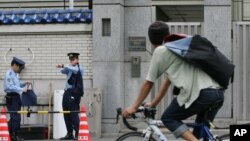 일본 도쿄의 재일본조선인총연합회 본부 입구를 일본 경찰이 지키고 있다. (자료사진)