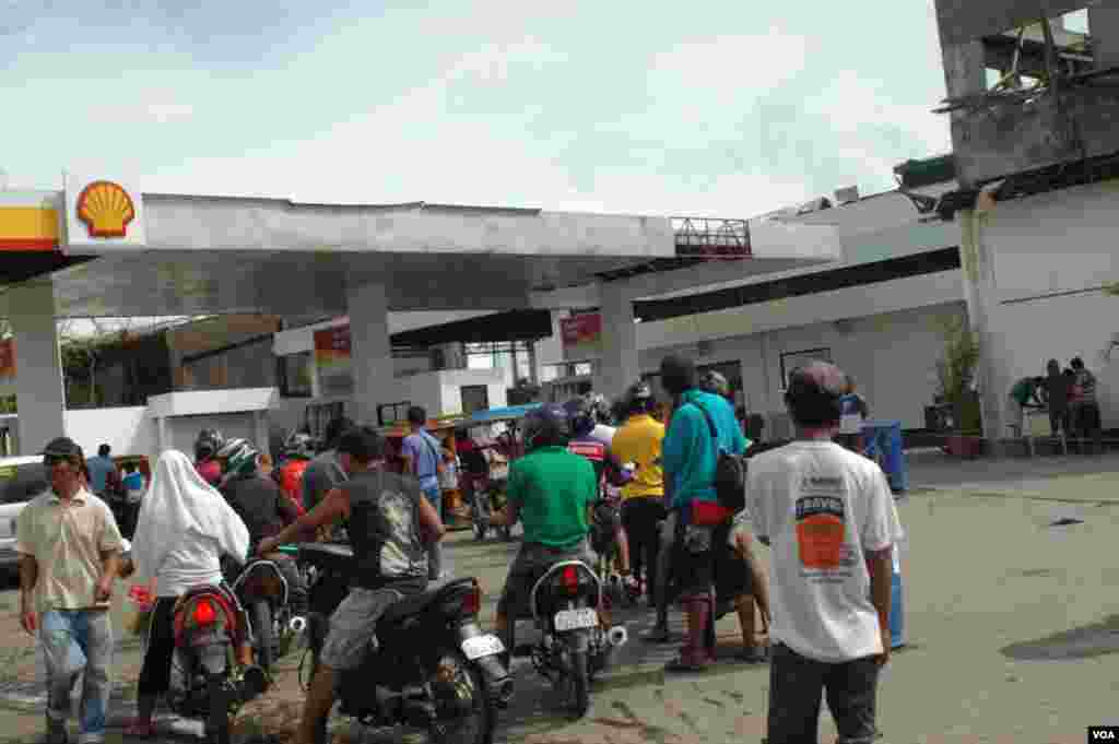 Lines for gasoline at stations that have managed to reopen, Nov. 21, 2013. (Steve Herman/VOA)