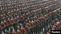 Pasukan TNI melakukan gladi resik untuk peringatan HUT TNI ke-70 di Cilegon, Banten (3/10).