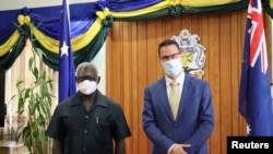 2022年4月13日，所罗门群岛总理索加瓦雷与澳大利亚国际发展与太平洋事务部长塞色里亚举行会议，讨论中所签署的安全协议。（照片由澳大利亚外交与贸易部提供。）