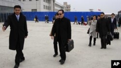 17일 평양 공항에 도착한 우다웨이 중국 측 6자회담 수석대표(가운데).