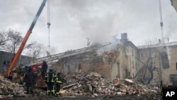 Tim penyelamat di lokasi bangunan yang rusak akibat serangan Rusia di Novogrodivka, Ukraina, Kamis, 30 November 2023. (Ihor Moroz, Kepala Donetsk Administrasi Militer Daerah melalui AP)