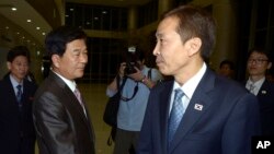 지난 25일 남북 개성공단 실무회담이 결렬된 후 양측 대표들이 굳은 표정으로 회담장을 나서고 있다.