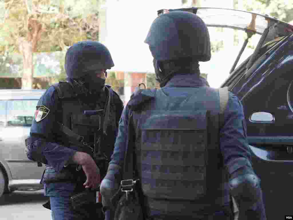 An Egyptian soldier who witnessed the explosion breaks down after telling his testimony in Giza, Egypt, Dec. 9, 2016. (H. Elrasam/VOA)