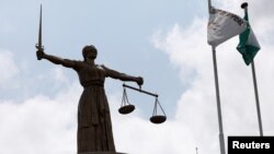 Mutum mutumin da ke kofar wajen kotun tarayya da ke Abuja, Najeriya, Satumba 11, 2019. 